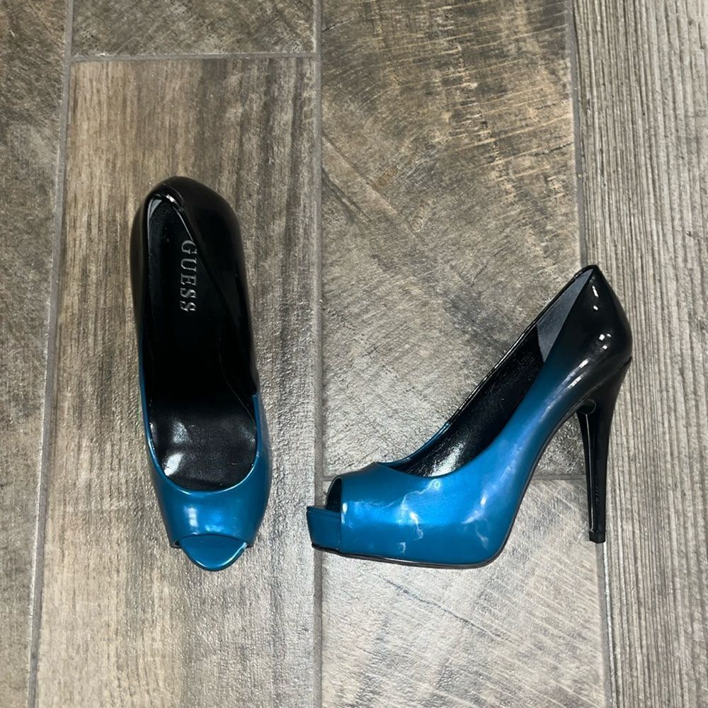 Vintage Guess two toned 4.5” stilettos peep toe pumps